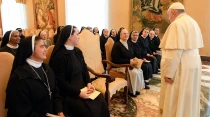 Papa Francisco con religiosas. Cru00e9dito: Vatican Media