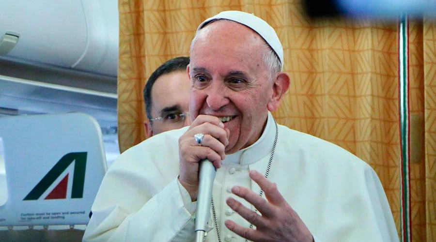 El Papa Francisco en la rueda de prensa en el avión en el que volvió de Egipto a Roma. Foto: Edward Pentin (ACI Prensa)?w=200&h=150