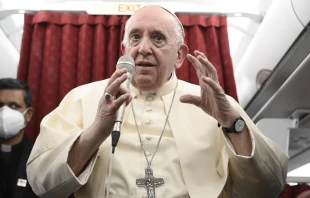 Papa Francisco en al aviu00f3n. (Imagen de archivo). Cru00e9dito: Vatican Media 