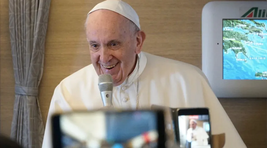 Papa Francisco en una rueda de prensa en el avión. (Imagen de archivo). Crédito: ACI Prensa
