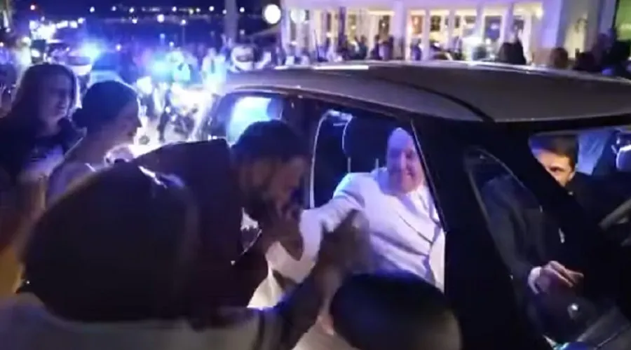 El Papa saluda a novios recién casados. Crédito: captura de vídeo de Ernest Vella Videographer ?w=200&h=150