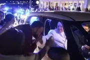 El Papa detiene su auto para saludar a pareja de recién casados
