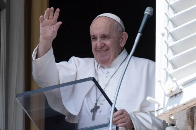 Papa Francisco rinde homenaje al personal sanitario, los héroes de la pandemia 