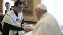 El Papa Francisco saluda a un seminarista de Propaganda Fide. Foto: Vatican Media.