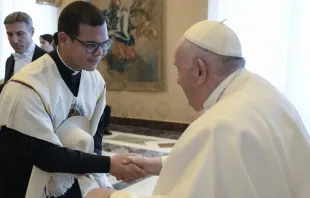 El Papa Francisco saluda a un seminarista de Propaganda Fide. Foto: Vatican Media. 