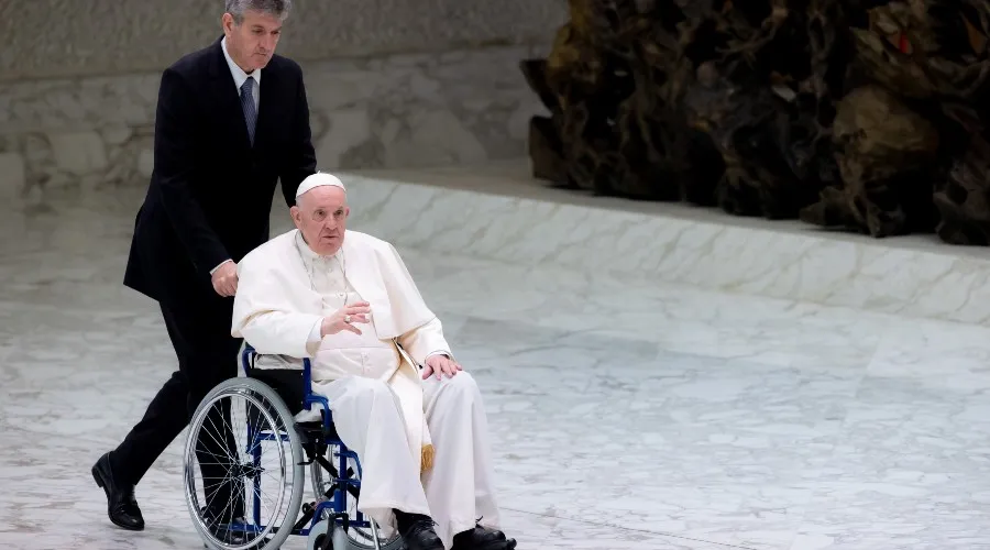 El Papa Francisco aparece en silla de ruedas en un acto público