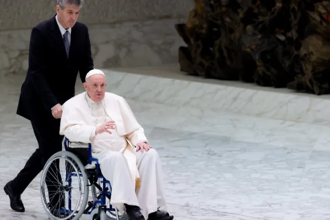 El Papa Francisco aparece en silla de ruedas en un acto público
