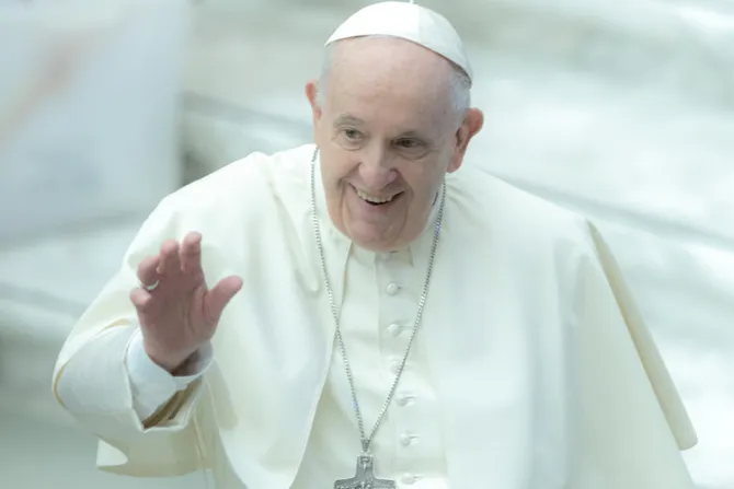 Dolor “de viejo” obliga al Papa Francisco a modificar saludo en audiencia