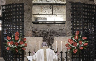Papa Francisco en la tumba de San Francisco. (Imagen de archivo). Cru00e9dito: Vatican Media 