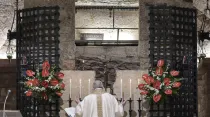 Papa Francisco en la tumba de San Francisco. (Imagen de archivo). Crédito: Vatican Media