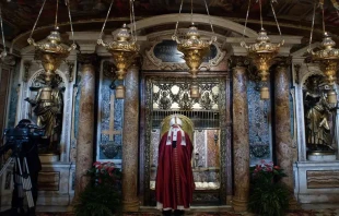 Imagen referencial. Papa Francisco reza ante tumba de San Pedro. Foto: Vatican Media  