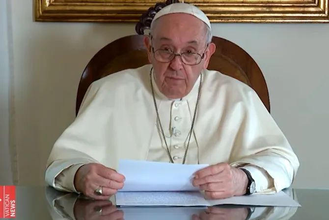 El Papa alerta sobre “una revolución que toca los nudos esenciales de la existencia humana”
