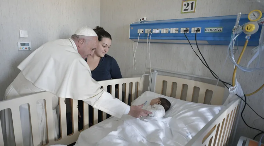 Imagen referencial. Papa Francisco en visita al hospital Bambino Gesù en 2018. Foto: Vatican Media