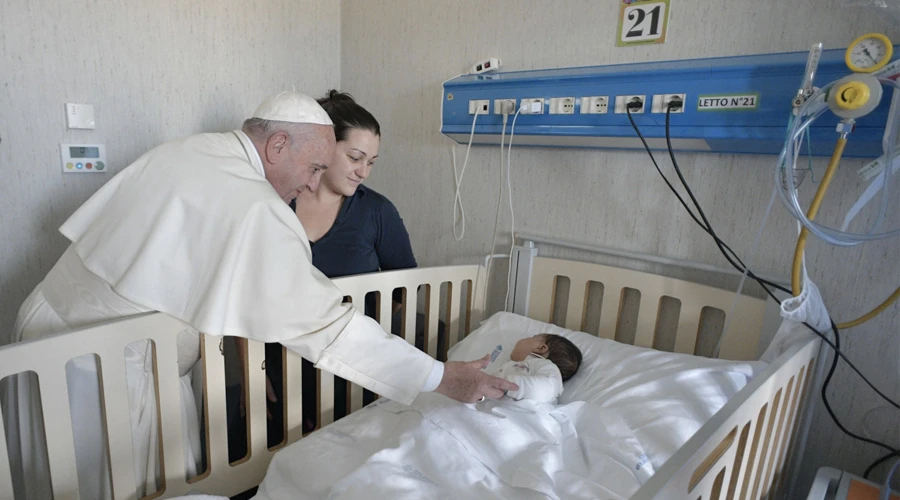 Imagen referencial. Papa Francisco en visita al hospital Bambino Gesù en 2018. Foto: Vatican Media?w=200&h=150