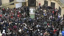 El Papa Francisco con jóvenes estudiantes en Roma. Foto: Vatican Media