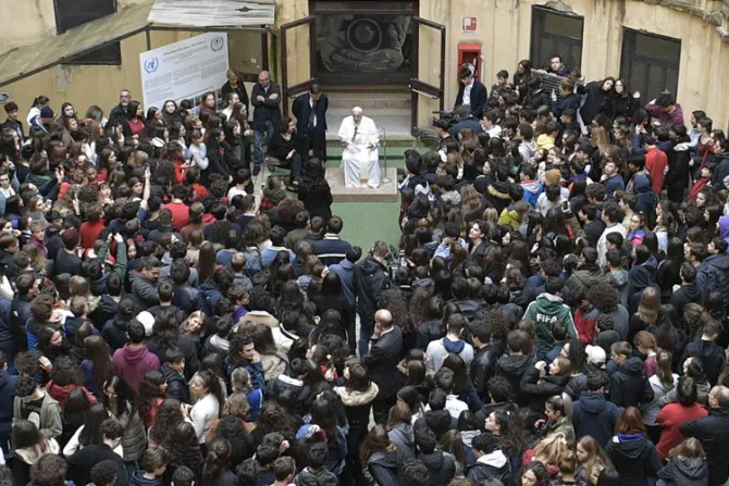 Papa Francisco visita por sorpresa esta escuela de Roma