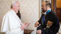 Papa Francisco y embajador Guillermo Leu00f3n Escobar Herru00e1n. Foto: L'Osservatore Romano.