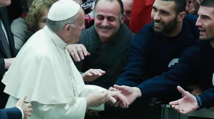 El Papa Francisco saluda a peregrinos en el Aula Pablo VI en la catequesis de hoy. Foto: Lucía Ballester (ACI Prensa)?w=200&h=150