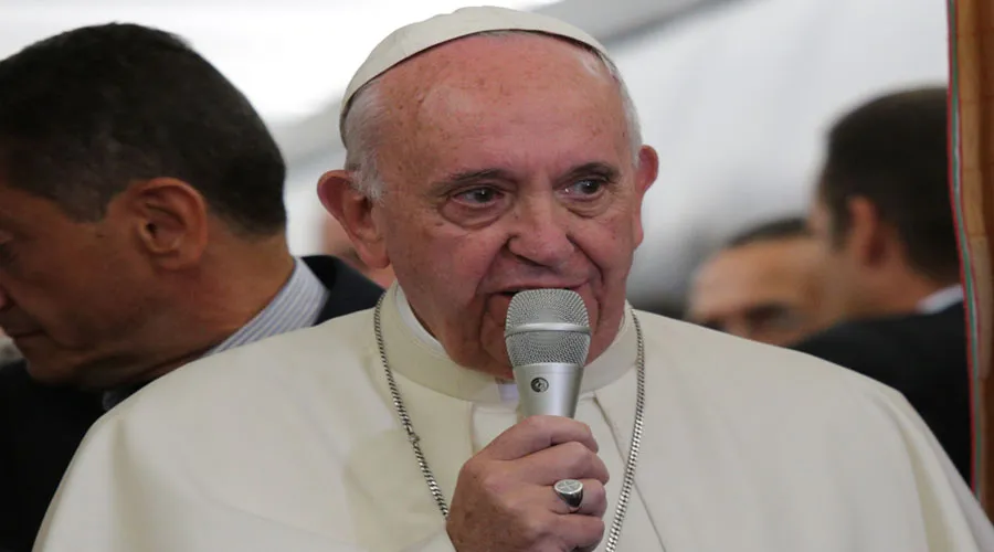 El Papa Francisco en el avión de regreso de Azerbaiyán a Roma. Foto: Alan Holdren (ACI Prensa)?w=200&h=150