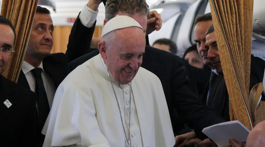 El Papa Francisco en el avión que llevó al Papa de regreso de Suecia a Roma. Foto: ACI Prensa?w=200&h=150