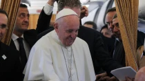 El Papa Francisco en el aviu00f3n que llevu00f3 al Papa de regreso de Suecia a Roma. Foto: ACI Prensa