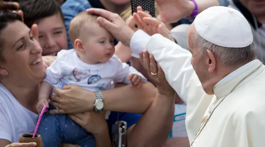 El Papa Francisco bendice un bebé. Foto: Daniel Ibáñez / ACI Prensa