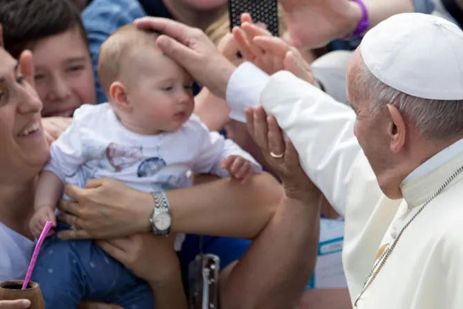 El Papa Francisco alienta a construir un mundo digno de los niños