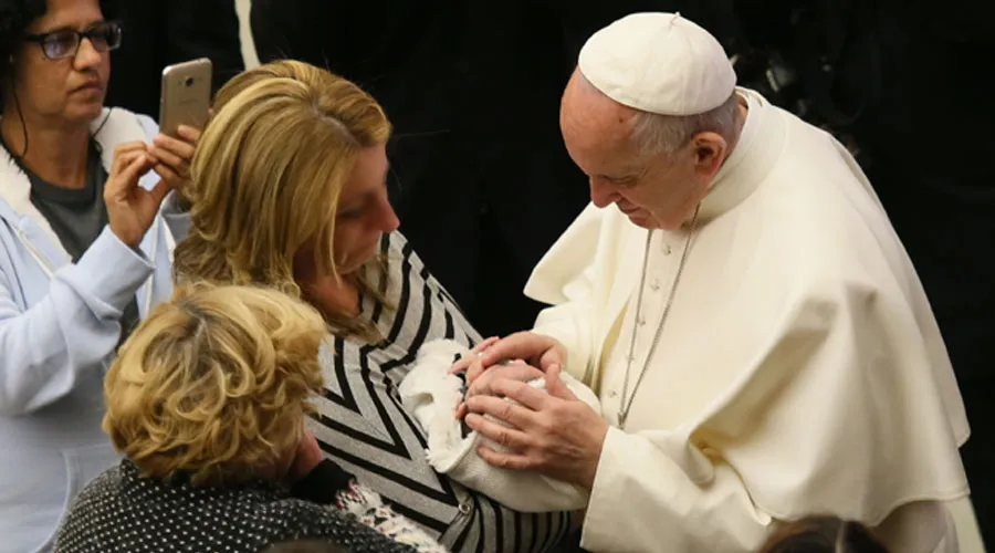 El Papa Francisco bendice a un bebé en el Aula Pablo VI. Foto: Daniel Ibáñez (ACI Prensa)