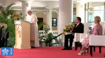El Papa Francisco acompañado por el presidente de Panamá Juan Carlos Varela - Foto: Captura de Video