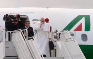El Papa Francisco se despide de Suecia antes de abordar el avión en el que vuelve a Roma 