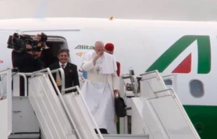 El Papa Francisco se despide de Suecia antes de abordar el aviu00f3n en el que vuelve a Roma 