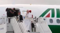 El Papa Francisco se despide de Suecia antes de abordar el avión en el que vuelve a Roma