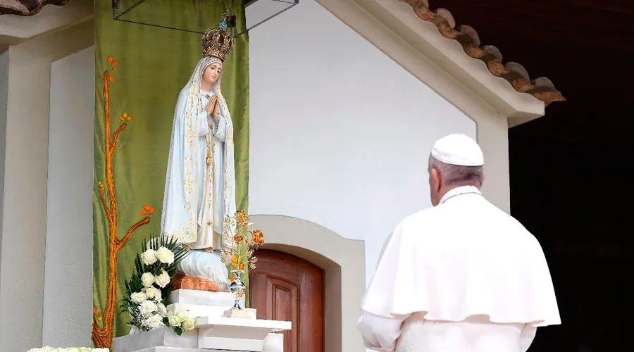 El Papa Francisco reza en Fátima el pasado mayo. Foto: L'Osservatore Romano