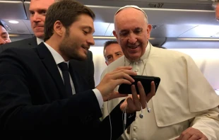 El periodista u00c1lvaro de Juana de ACI Prensa con el Papa Francisco. Foto: u00c1lvaro de Juana (ACI Prensa) 