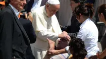 El Papa Francisco bendice a un anciano enfermo. Crédito: ACI Prensa