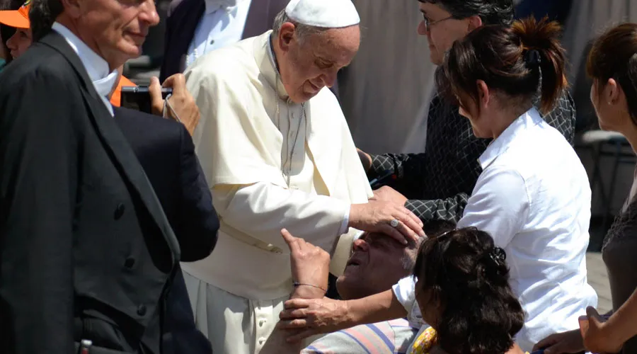 El Papa Francisco bendice a un anciano enfermo. Foto: ACI Prensa?w=200&h=150