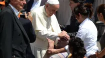 El Papa Francisco bendice a un anciano enfermo. Foto: ACI Prensa