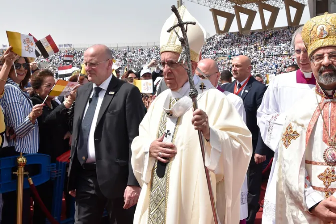 Papa Francisco a católicos en Egipto: No teman amar al otro, aunque sea un enemigo