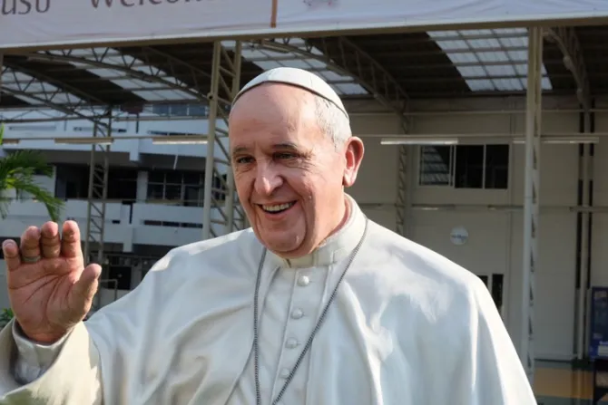 Esta realista estatua del Papa Francisco sorprende a tailandeses [VIDEO]
