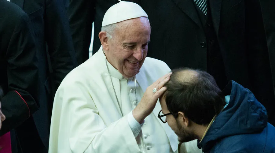 El Papa bendice a un joven. Foto: Lucía Ballester / ACI Prensa?w=200&h=150