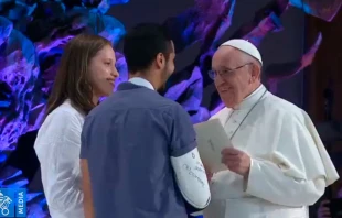 El Papa Francisco saluda a dos ju00f3venes en el encuentro de esta tarde en el Vaticano. Captura Youtube 