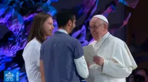 El Papa Francisco saluda a dos jóvenes en el encuentro de esta tarde en el Vaticano. Captura Youtube