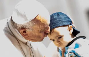 El Papa Francisco besa a un niño en la Plaza de San Pedro. Foto: Daniel Ibáñez / ACI Prensa 