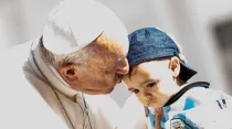 El Papa Francisco besa a un niño en la Plaza de San Pedro. Foto: Daniel Ibáñez / ACI Prensa