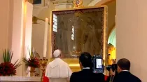 Papa Francisco ora frente a Virgen de Chiquinquirá / Foto: Captura imagen CTV