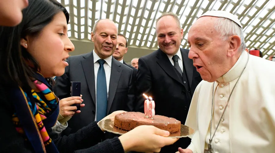 El Papa Francisco recibe un pastel de cumpleaños en el Aula Pablo VI de parte de peregrinos mexicanos. Foto:L'Osservatore Romano?w=200&h=150