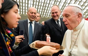 El Papa Francisco recibe un pastel de cumpleau00f1os en el Aula Pablo VI de parte de peregrinos mexicanos. Foto:L'Osservatore Romano 