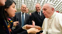 El Papa Francisco recibe un pastel de cumpleaños en el Aula Pablo VI de parte de peregrinos mexicanos. Foto:L'Osservatore Romano