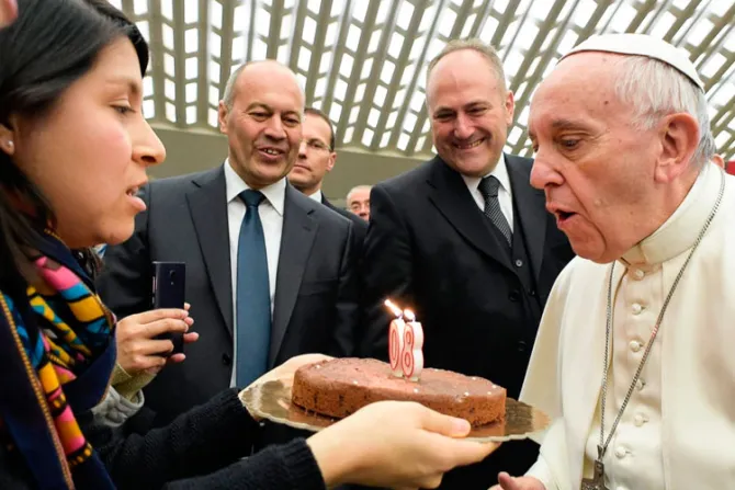 Peregrinos mexicanos regalan un pastel al Papa Francisco por su cumpleaños 80