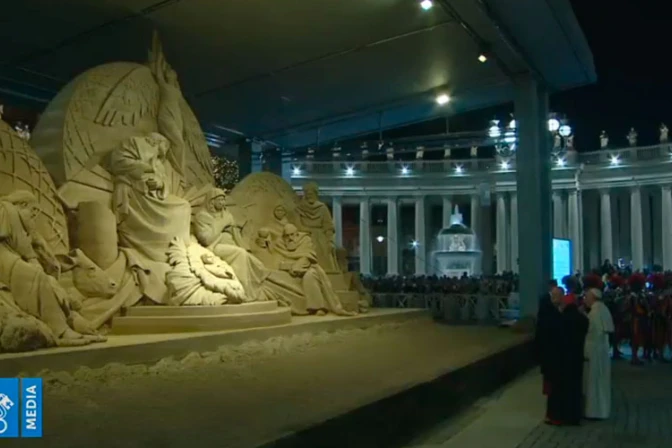El Papa reza ante el pesebre del Vaticano